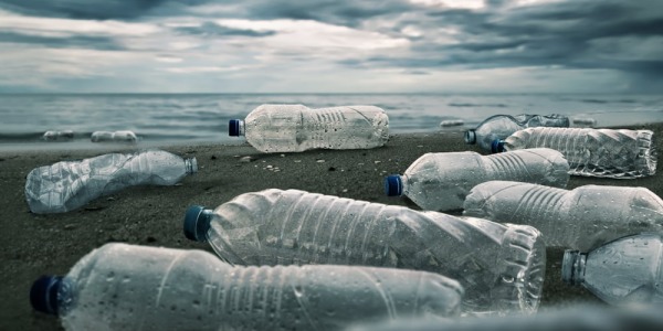 Życie bez plastiku, czyli jak zrezygnować z wody w plastikowych butelkach jednorazowych
